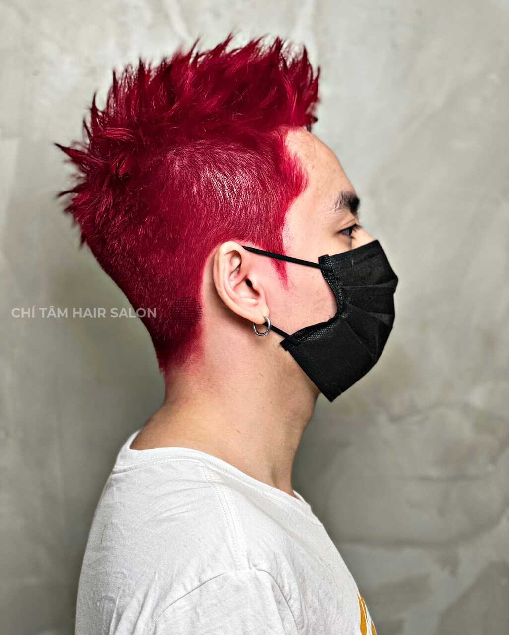 Những điểm nhấn đầy màu sắc trên tóc đỏ của chàng trai này sẽ đưa bạn đến những trải nghiệm thú vị và đầy sáng tạo. Hãy xem hình ảnh để cảm nhận được sự phóng khoáng và trẻ trung trong màu tóc này.
