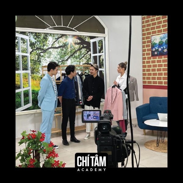 Phát ghi hình tại show Thanh Xuân Tỏa Sáng với vai trò là Stylist thay đổi kiểu tóc cho khách mời