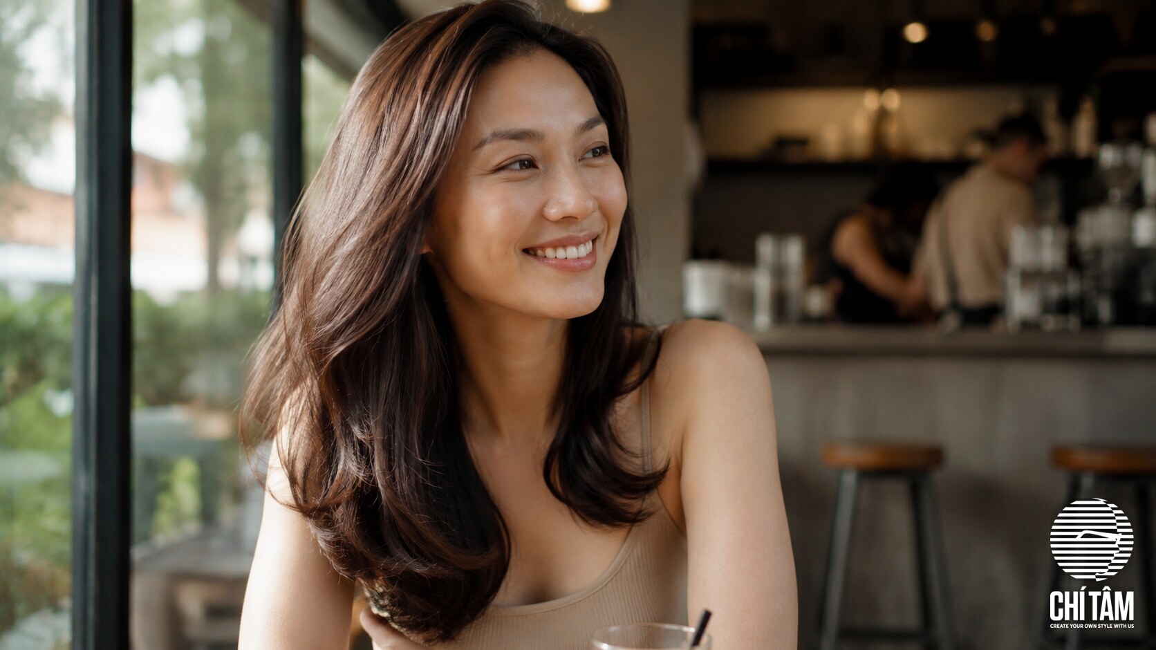 Phụ nữ tự tin mỉm cười với mái tóc khỏe đẹp trong ngày thường