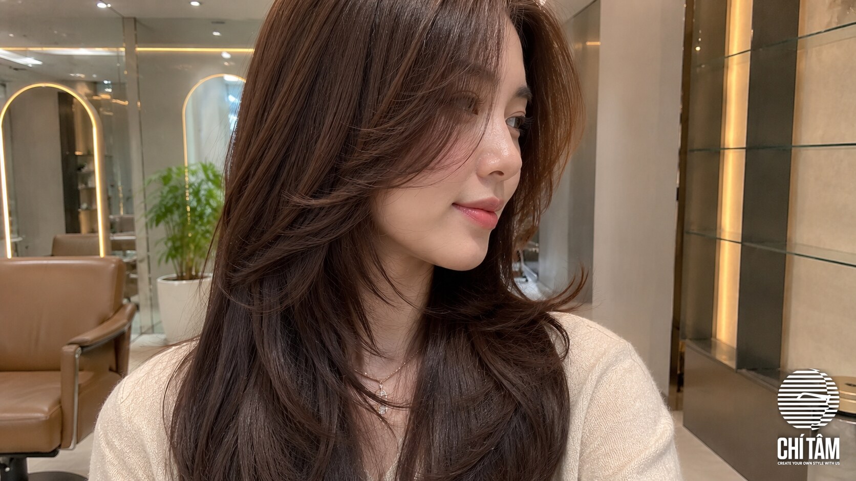 Khách hàng tại Chí Tâm Hair Salon với Butterfly Cut 2026