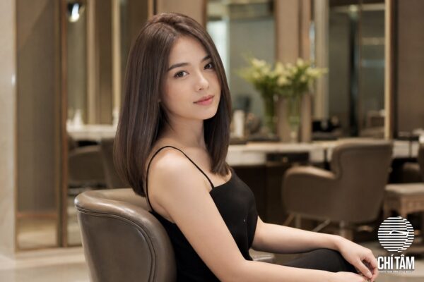 Phụ nữ tóc nâu lạnh ánh khói trong salon