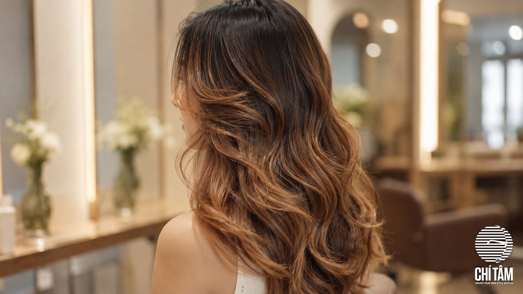 Hiệu ứng chuyển màu balayage nhìn từ phía sau