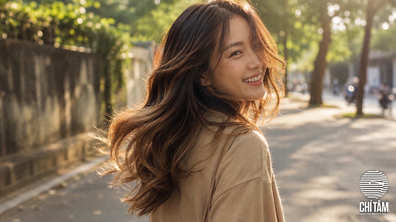 Cô gái tóc balayage nâu nắng ngoài trời