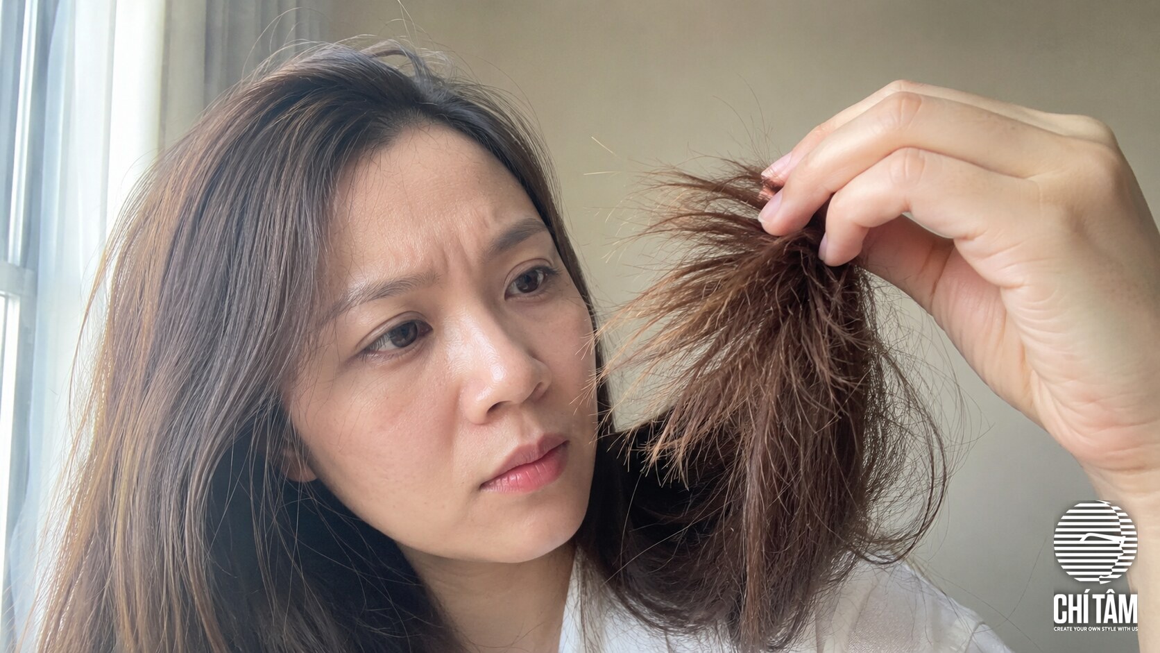 Cận cảnh ngọn tóc chẻ đôi khô xơ của phụ nữ Việt
