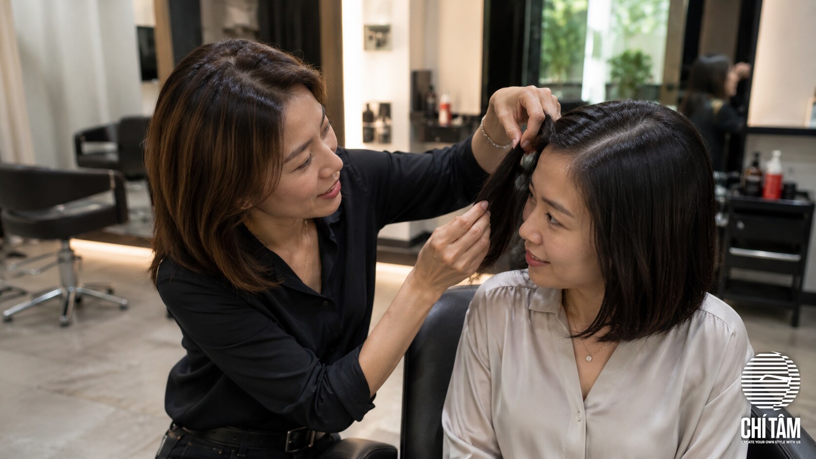 Stylist kiểm tra cấp độ hư tổn và tư vấn liệu trình phục hồi tại Chí Tâm Hair Salon
