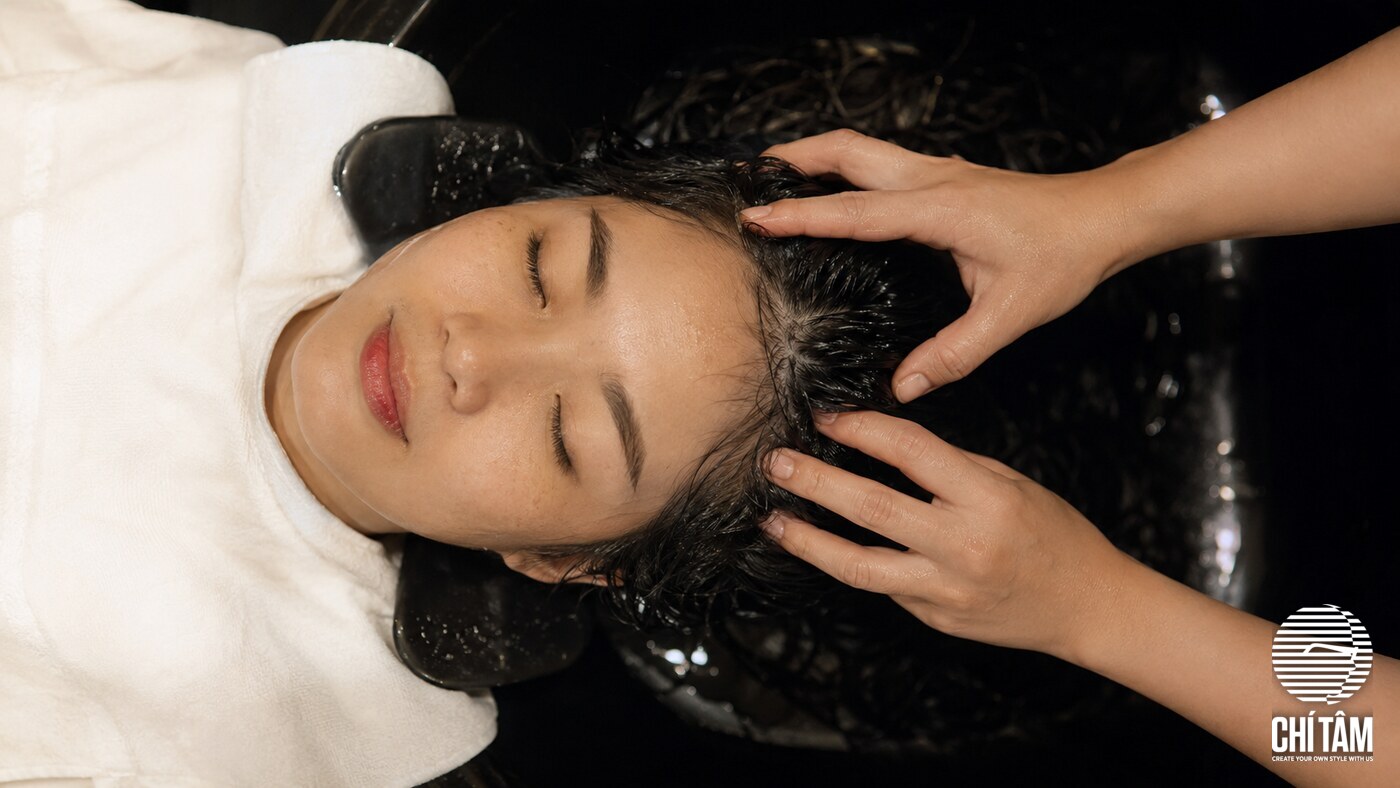 Massage da đầu kích thích tuần hoàn giúp tóc mọc dày hơn