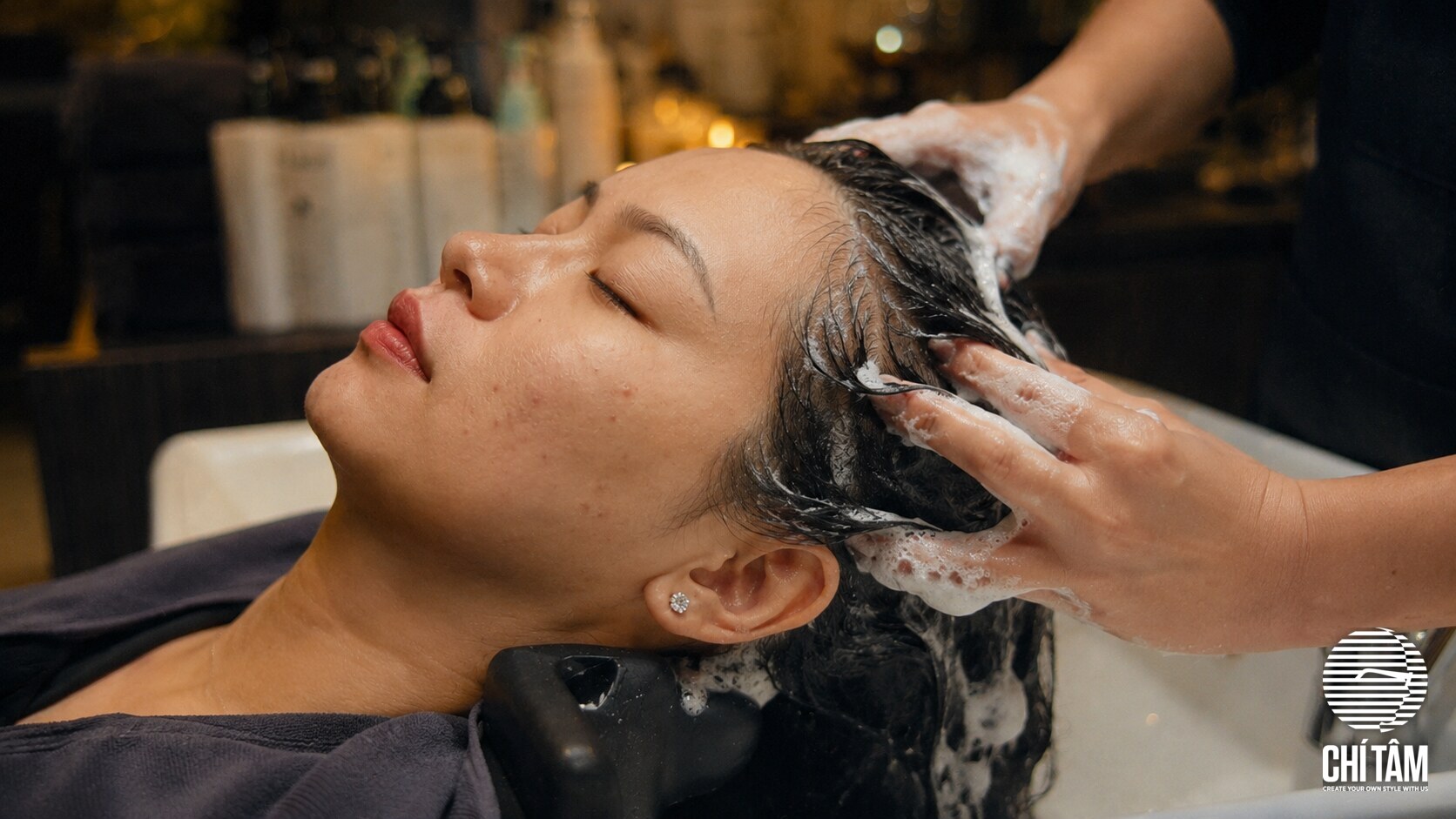 Kỹ thuật viên massage da đầu khi gội đầu dưỡng sinh tại Chí Tâm