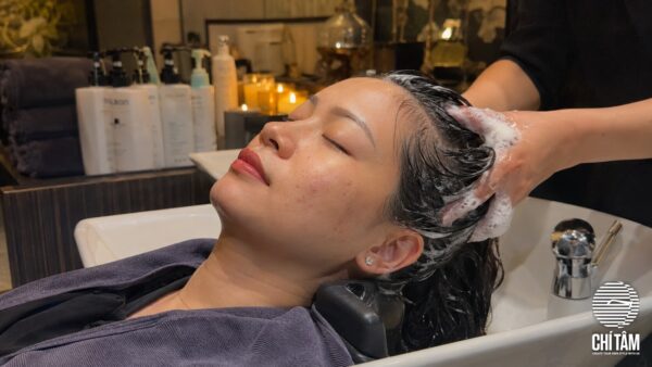 Khách nữ thư giãn gội đầu dưỡng sinh tại Chí Tâm Hair Salon