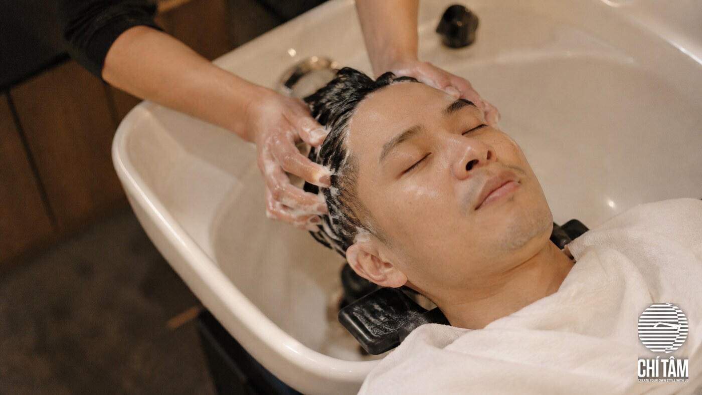 Gội đầu thư giãn cho khách nam tại salon