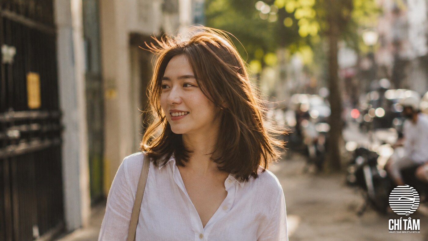 Mái tóc phồng dày tự nhiên ngoài trời nắng nhẹ