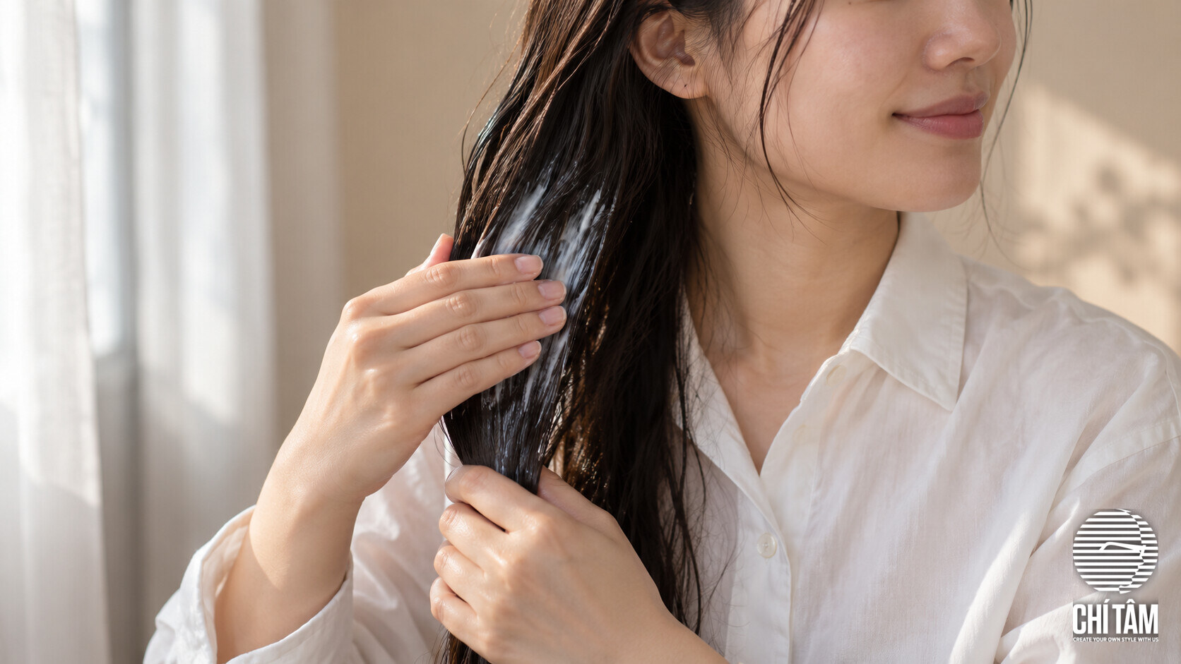 Thoa kem dưỡng dọc thân tóc từ ngang tai xuống ngọn