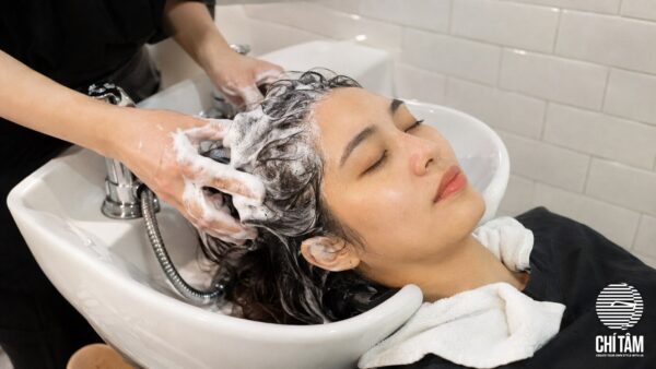 Massage detox làm sạch sâu da đầu tại bồn gội salon