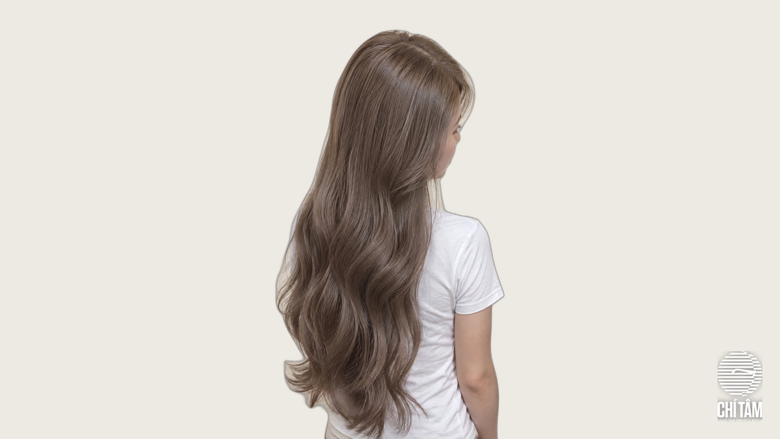 Góc chéo sau cho thấy màu khói tro phủ đều từ chân tóc tới đuôi