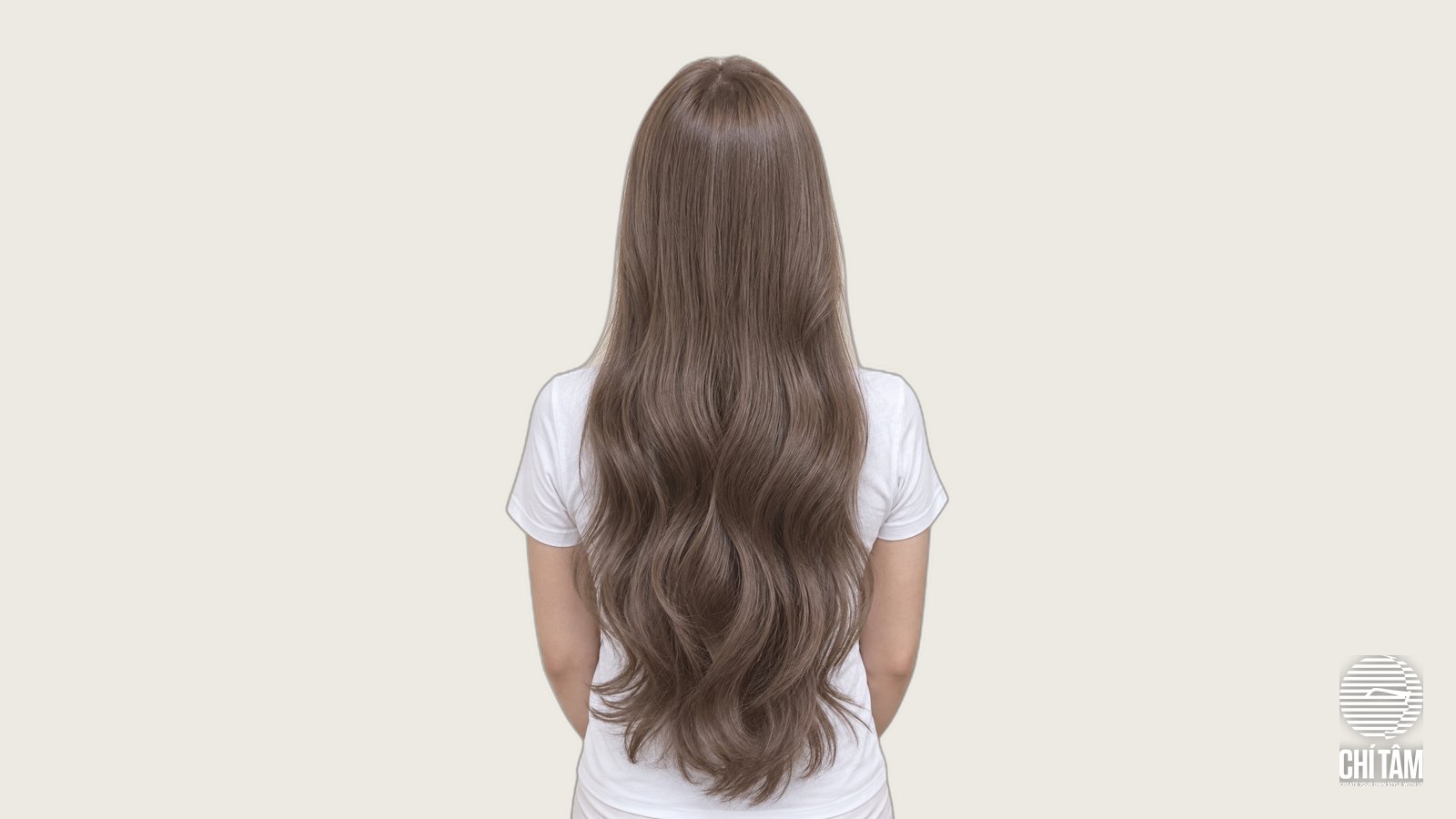Nhìn chính diện từ phía sau, màu khói tro phủ đều hai bên và đều ở đỉnh đầu