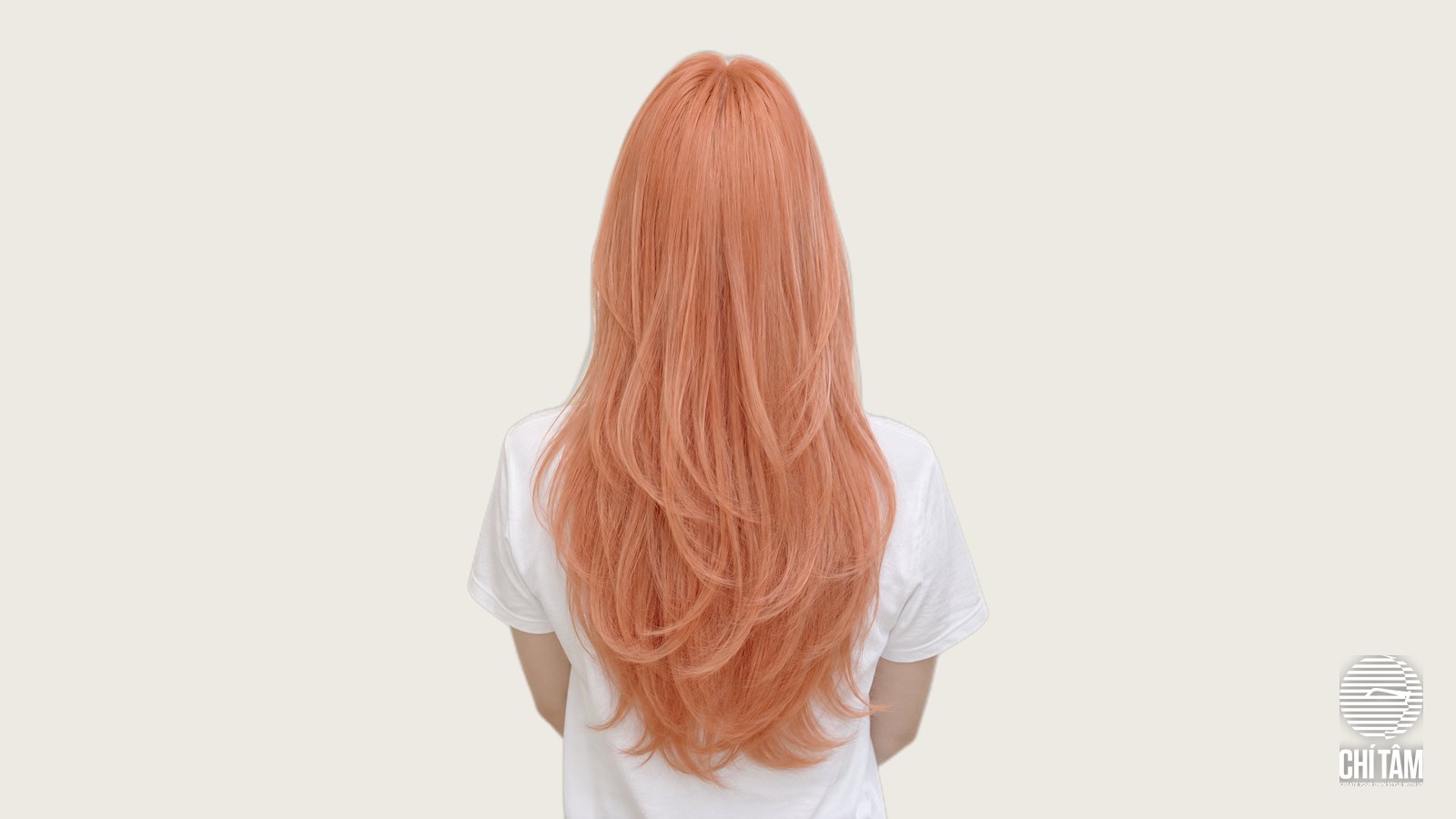 Tóc cam đào peach nhìn từ sau lưng, tóc dài cắt layer, đường ngôi đều màu