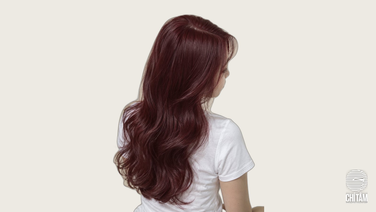 Góc chéo sau cho thấy màu đỏ rượu vang lên đều từ đường ngôi xuống đuôi tóc