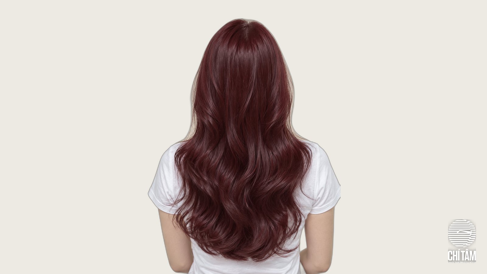 Nhìn từ phía sau, màu đỏ rượu vang phủ đều hai bên và vùng đỉnh đầu