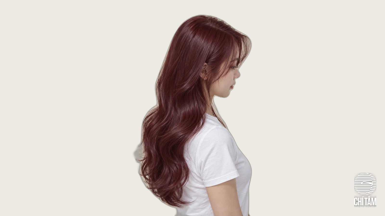 Tóc dài gợn sóng màu đỏ rượu vang nhìn nghiêng, màu lên đều từ chân tóc xuống ngọn