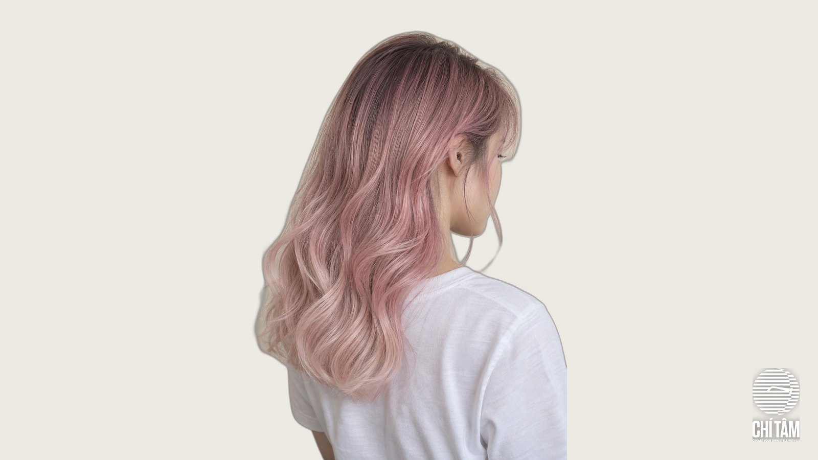 Tóc hồng khói pastel nhìn chéo từ phía sau, thấy rõ độ loang màu từ chân tóc tới ngọn