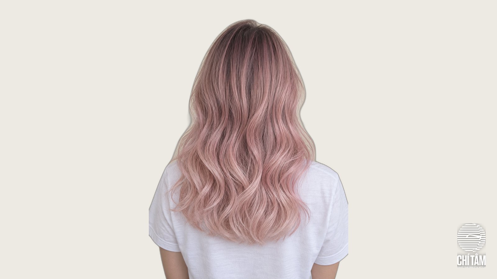 Tóc hồng khói pastel nhìn chính diện từ phía sau, màu lên đồng đều toàn bộ mái tóc