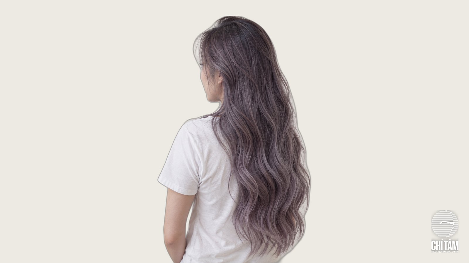 Tóc tím khói nhìn chéo sau ba phần tư, thấy rõ độ chuyển màu từ chân tóc xuống ngọn