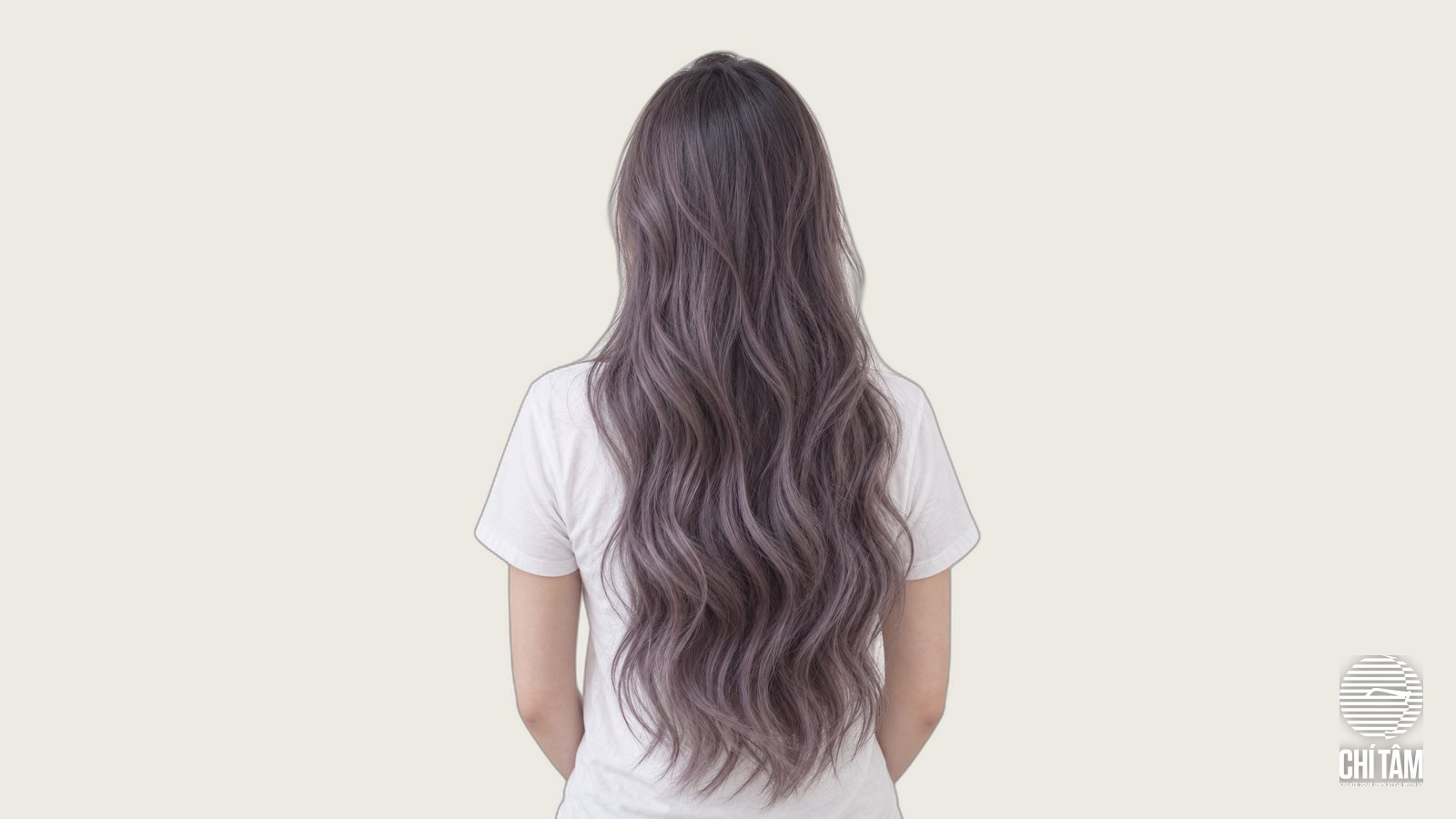 Tóc tím khói nhìn chính diện từ phía sau lưng, màu trải đều hai bên