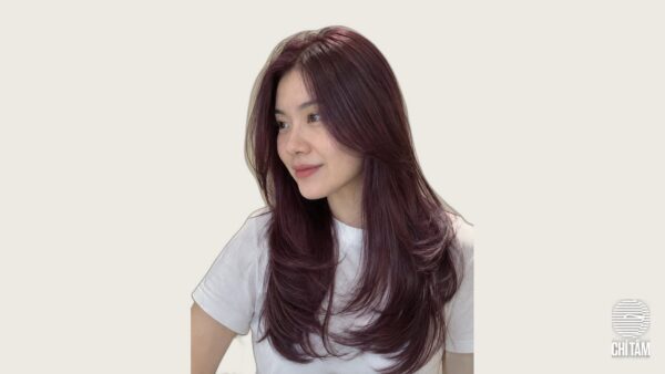 Tóc tím mận nhìn chéo trước, màu lên đều từ chân tóc tại Chí Tâm Hair Salon