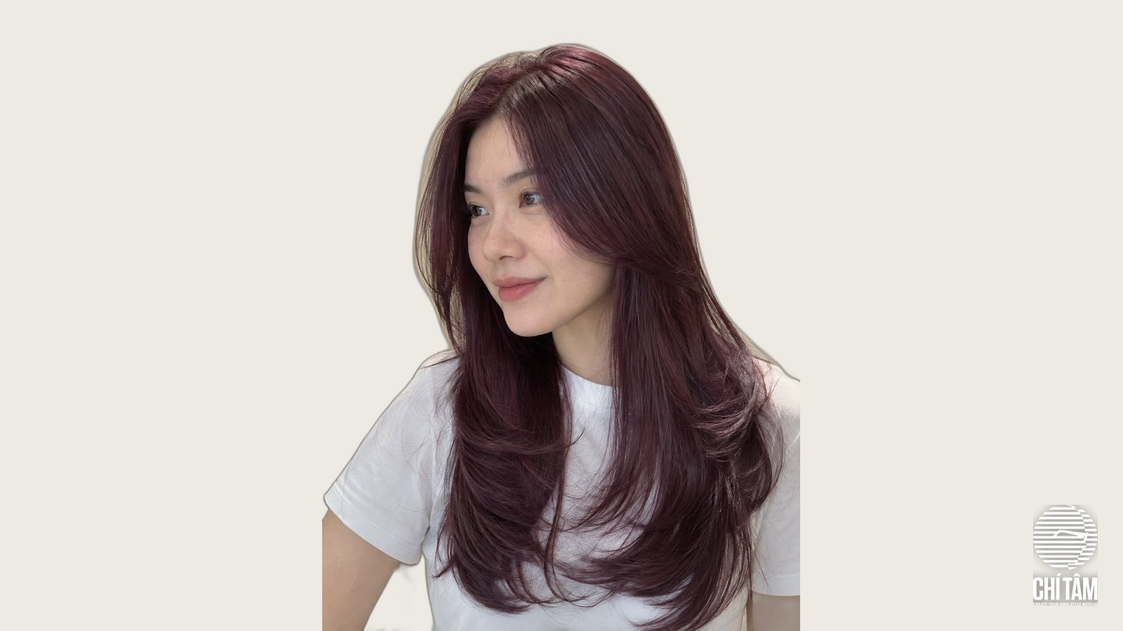 Tóc tím mận nhìn chéo trước, màu lên đều từ chân tóc tại Chí Tâm Hair Salon