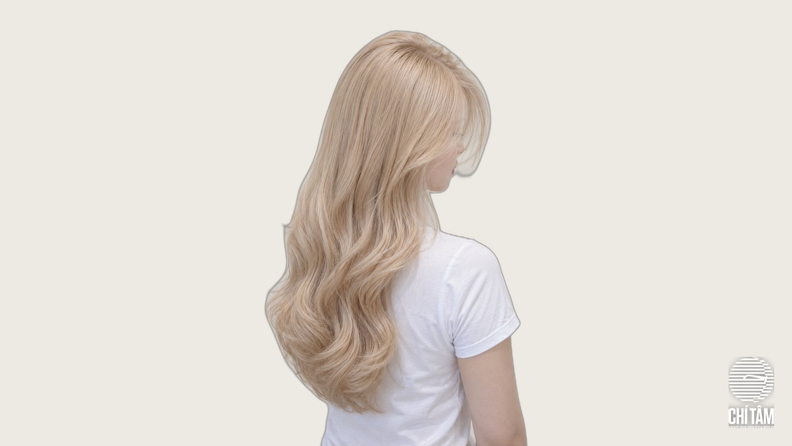 Tóc vàng bơ butter blonde góc chéo sau, layer mềm uốn lơi phần đuôi