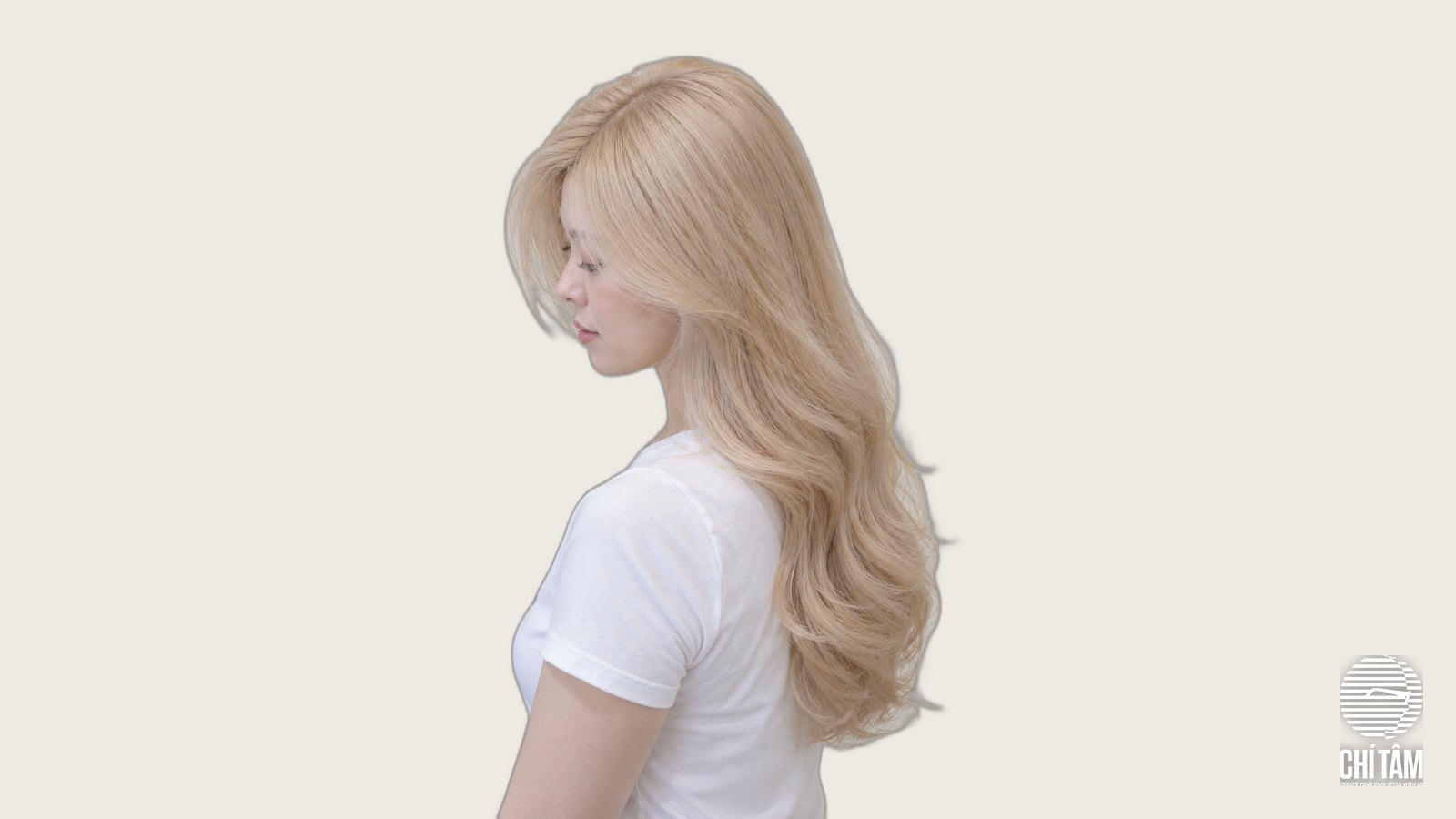 Tóc vàng bơ butter blonde dài uốn lơi nhìn nghiêng, màu lên đều từ chân tóc