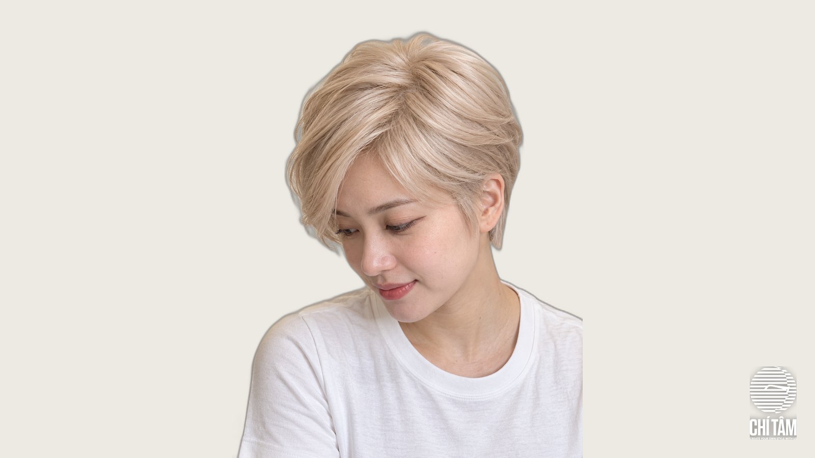 Tóc pixie vàng champagne góc chéo trước, mái xoã nhẹ