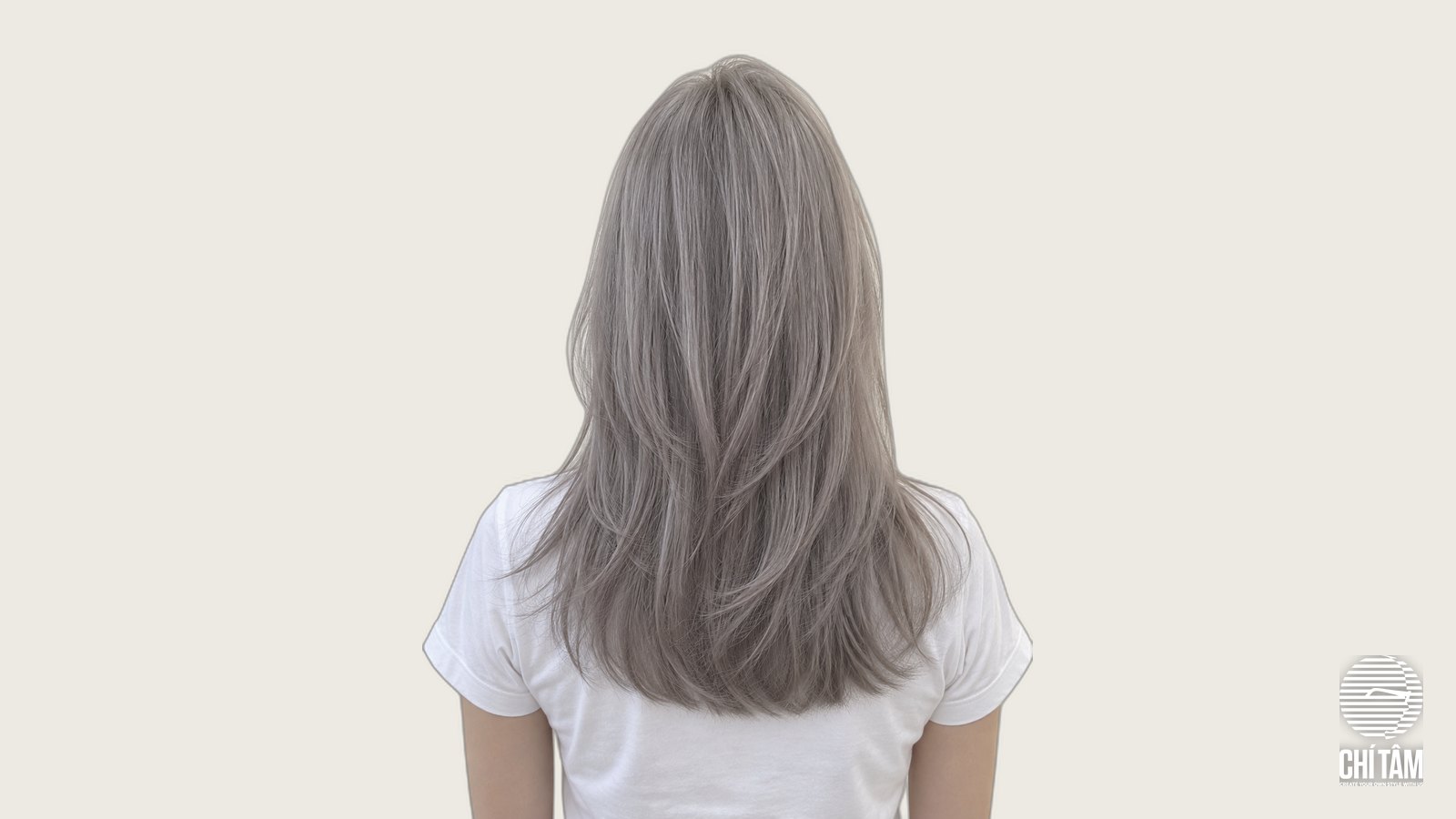 Tóc xám khói ash grey nhìn từ sau lưng, đường ngôi và chân tóc xám đều