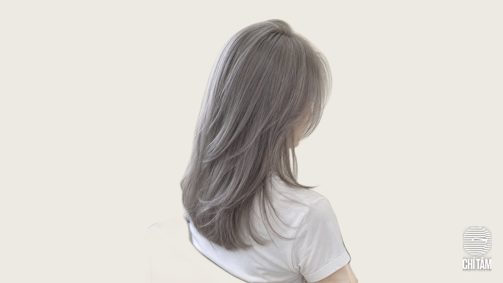 Tóc xám khói ash grey góc chéo sau, layer dài mềm, sắc xám tro lạnh