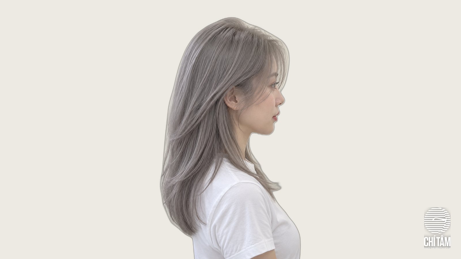 Tóc xám khói ash grey nhìn nghiêng, màu xám lên đều từ chân tóc tại Chí Tâm Hair Salon