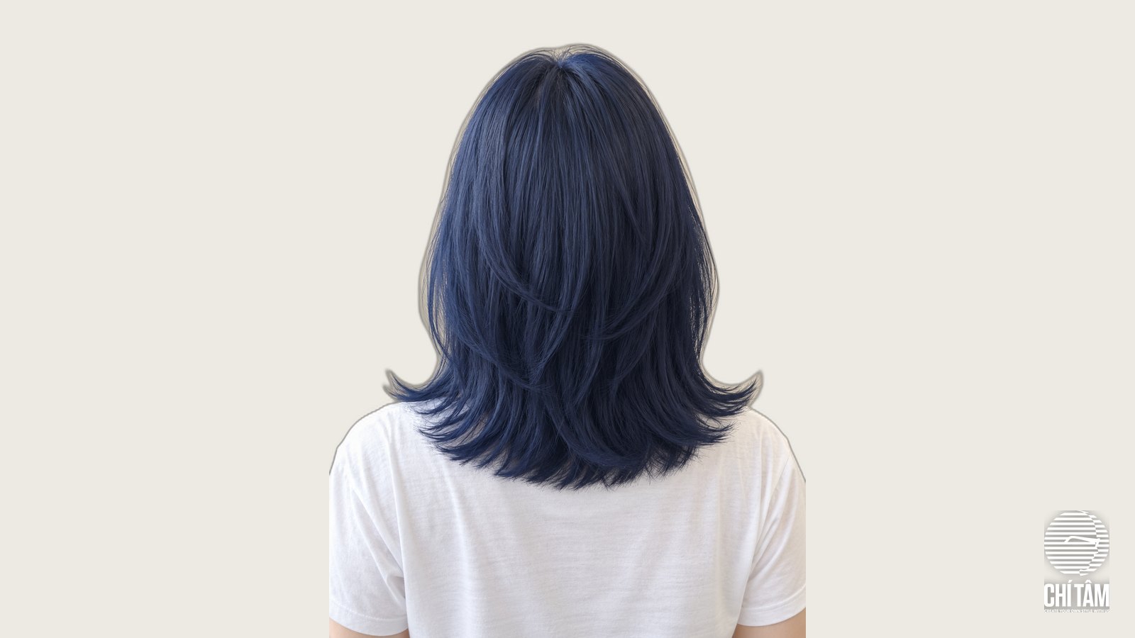 Tóc xanh navy layer ngang vai nhìn từ sau lưng