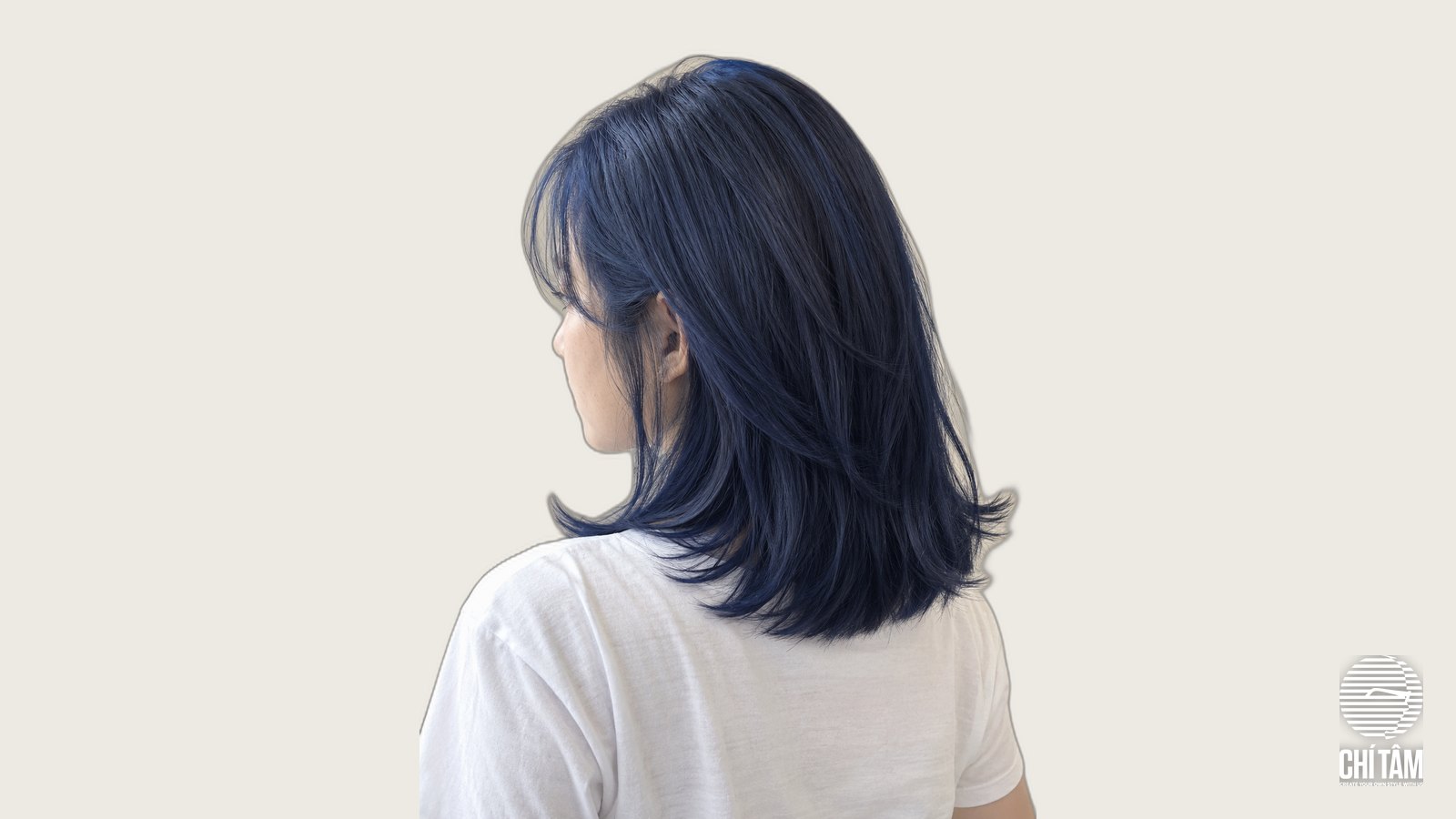 Tóc xanh navy layer ngang vai góc chéo sau