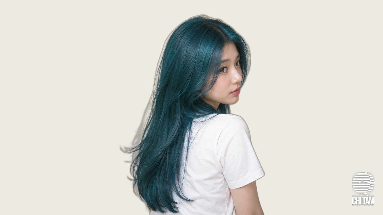 Tóc xanh ngọc teal dài layer góc chéo sau tại Chí Tâm Hair Salon