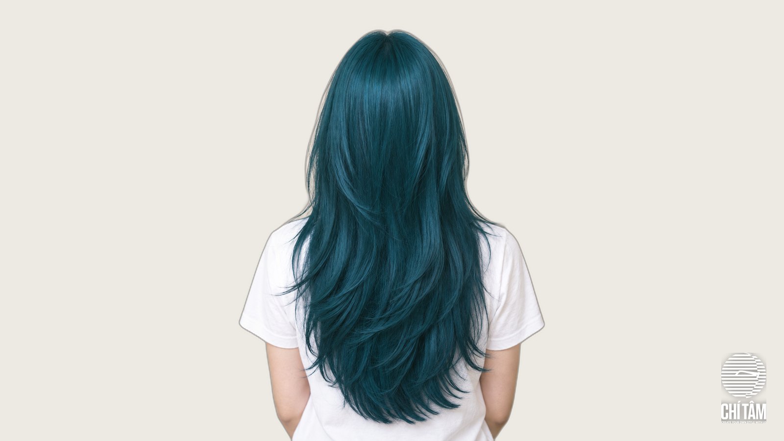 Tóc xanh ngọc teal lên màu đều từ chân tóc nhìn sau lưng tại Chí Tâm Hair Salon