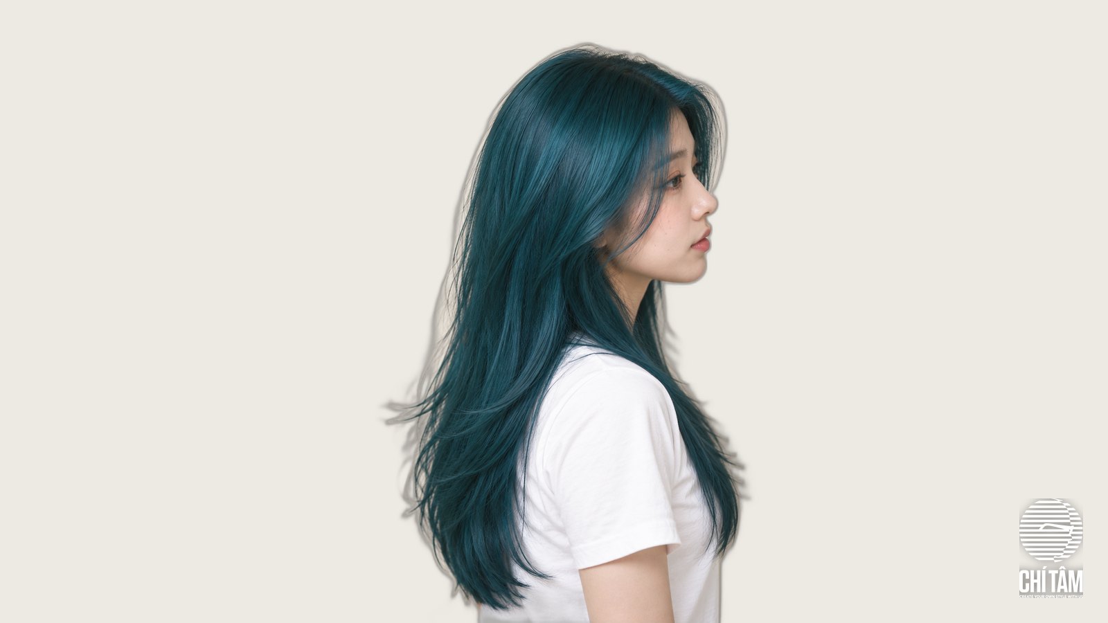 Tóc xanh ngọc teal dài layer nhìn nghiêng tại Chí Tâm Hair Salon