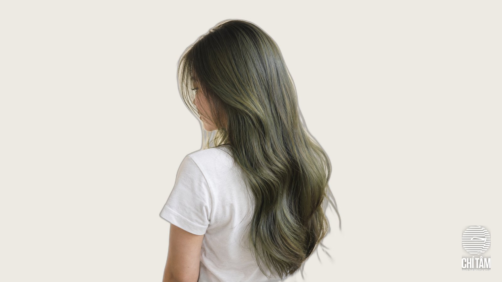 Góc chéo sau của mái tóc xanh rêu olive cho thấy chuyển sắc từ chân tóc ra ngọn