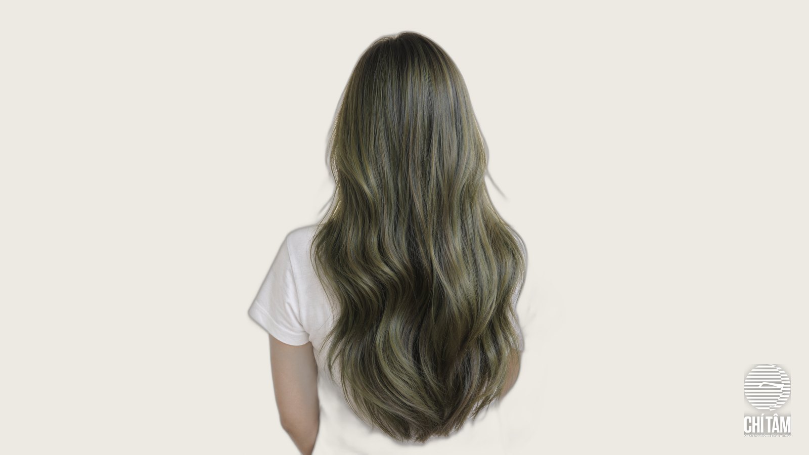 Toàn cảnh phía sau mái tóc nhuộm xanh rêu olive dài ngang lưng