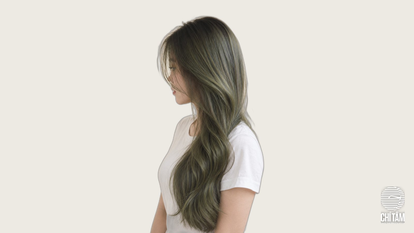 Mái tóc dài nhuộm màu xanh rêu olive nhìn nghiêng tại Chí Tâm Hair Salon