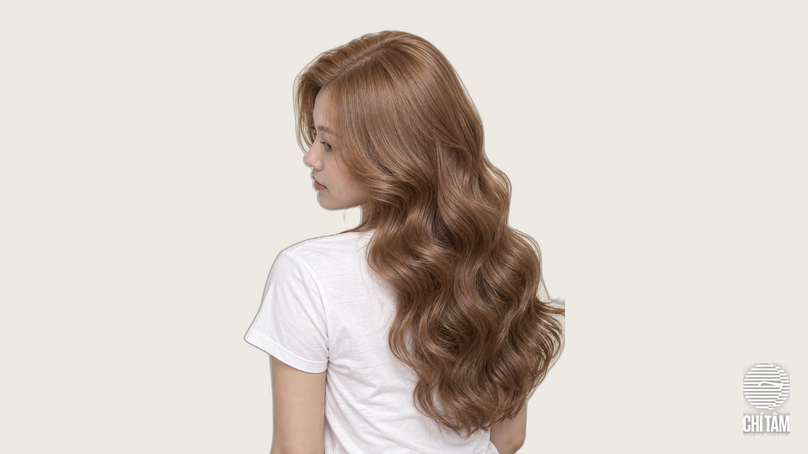 Toc uon song loi tren toc da nhuom nau caramel goc cheo sau - Chi Tam Hair Salon