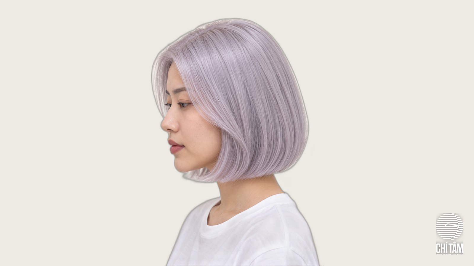 Tóc bạc ánh tím silver lilac trên tóc bob ngang cằm, góc nghiêng