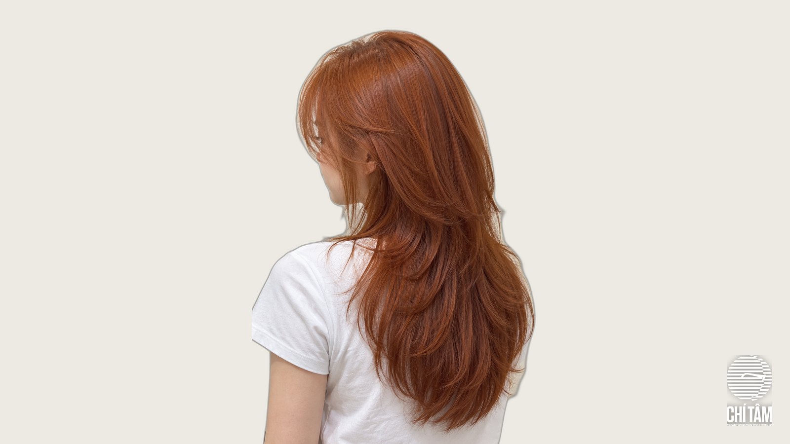 Tóc cam cháy burnt orange wolf cut nhìn chéo phía sau