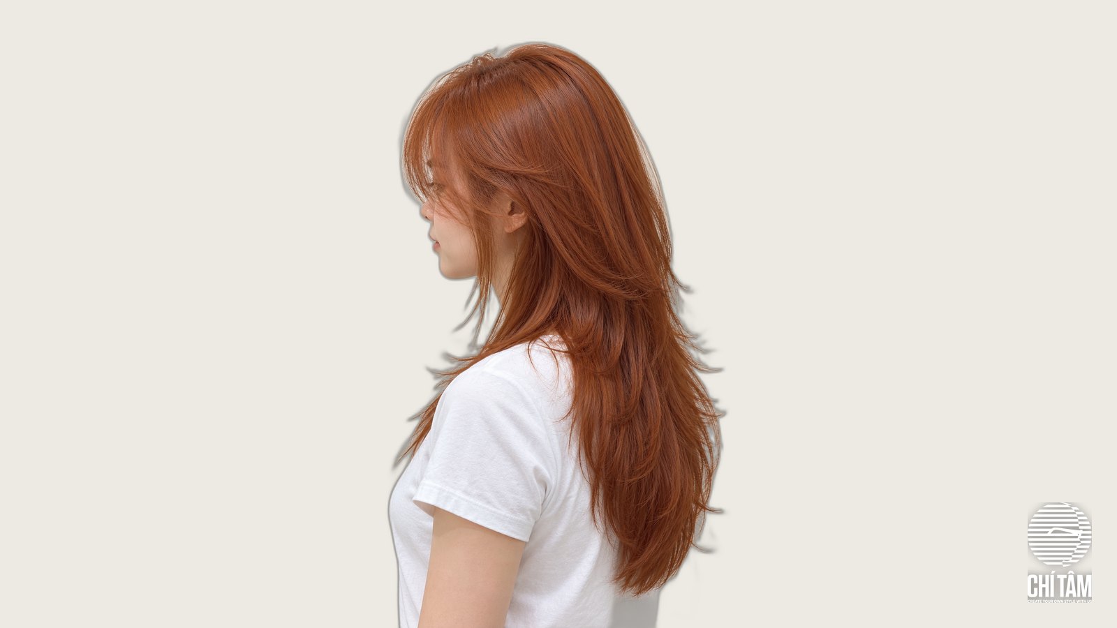 Tóc cam cháy burnt orange trên mái wolf cut nhìn nghiêng