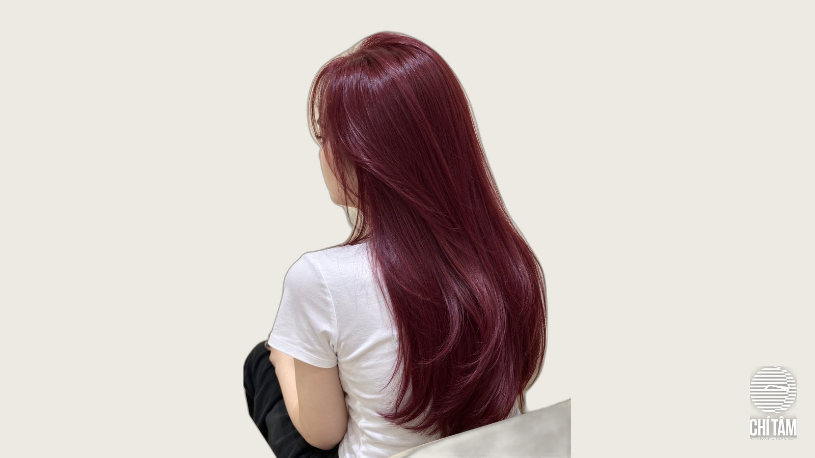 Tóc dài nhuộm đỏ cherry ánh tím góc chéo sau tại Chí Tâm Hair Salon
