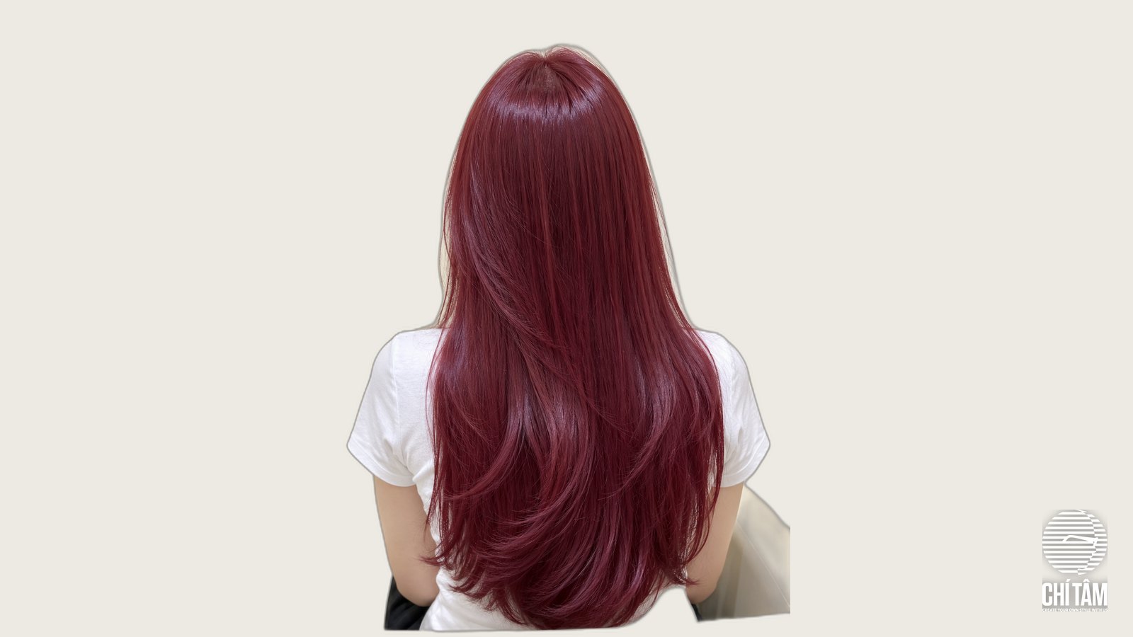 Mái tóc dài đỏ cherry ánh tím nhìn từ sau lưng tại Chí Tâm Hair Salon