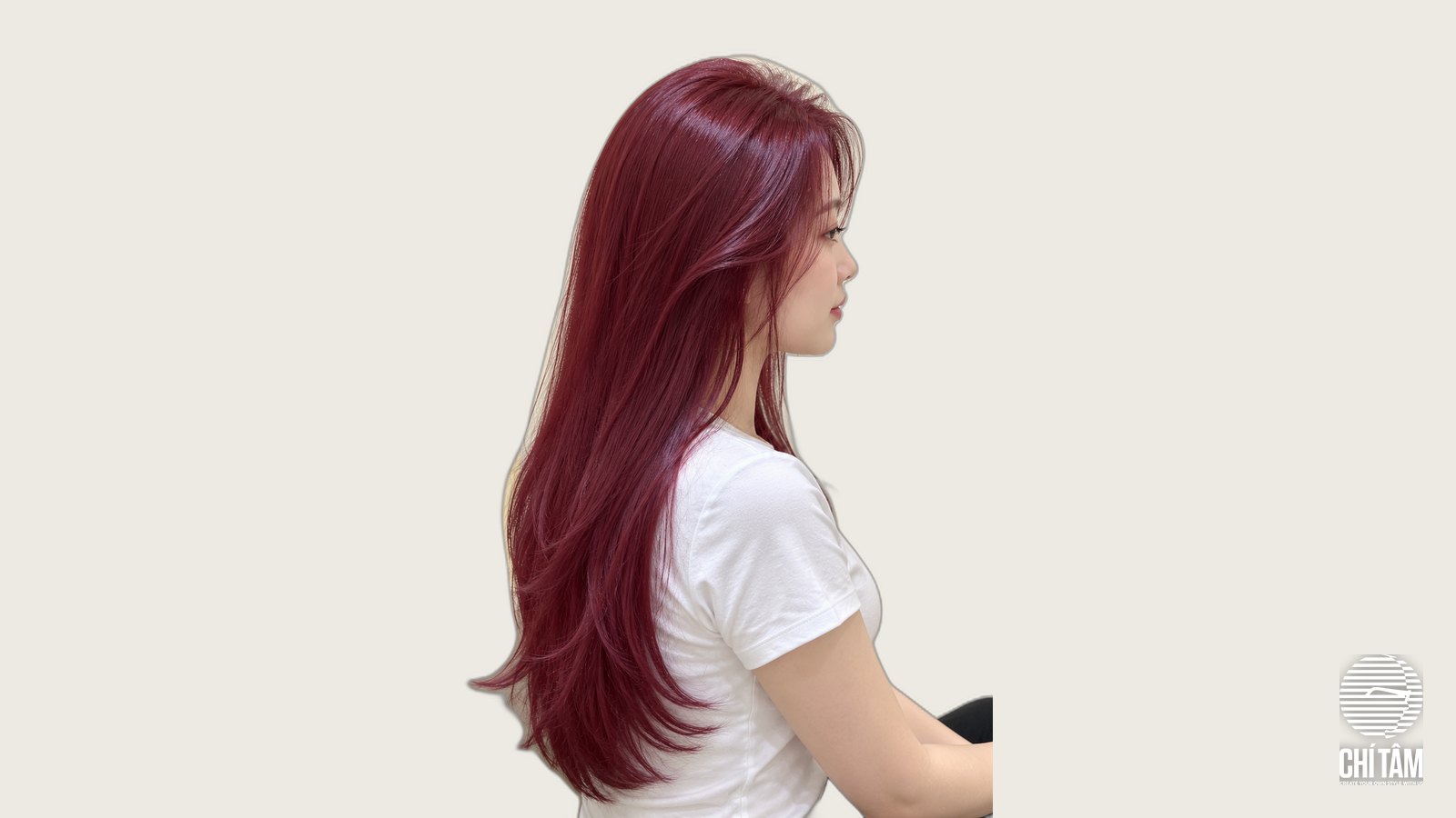 Tóc đỏ cherry ánh tím dài ngang ngực nhìn nghiêng tại Chí Tâm Hair Salon