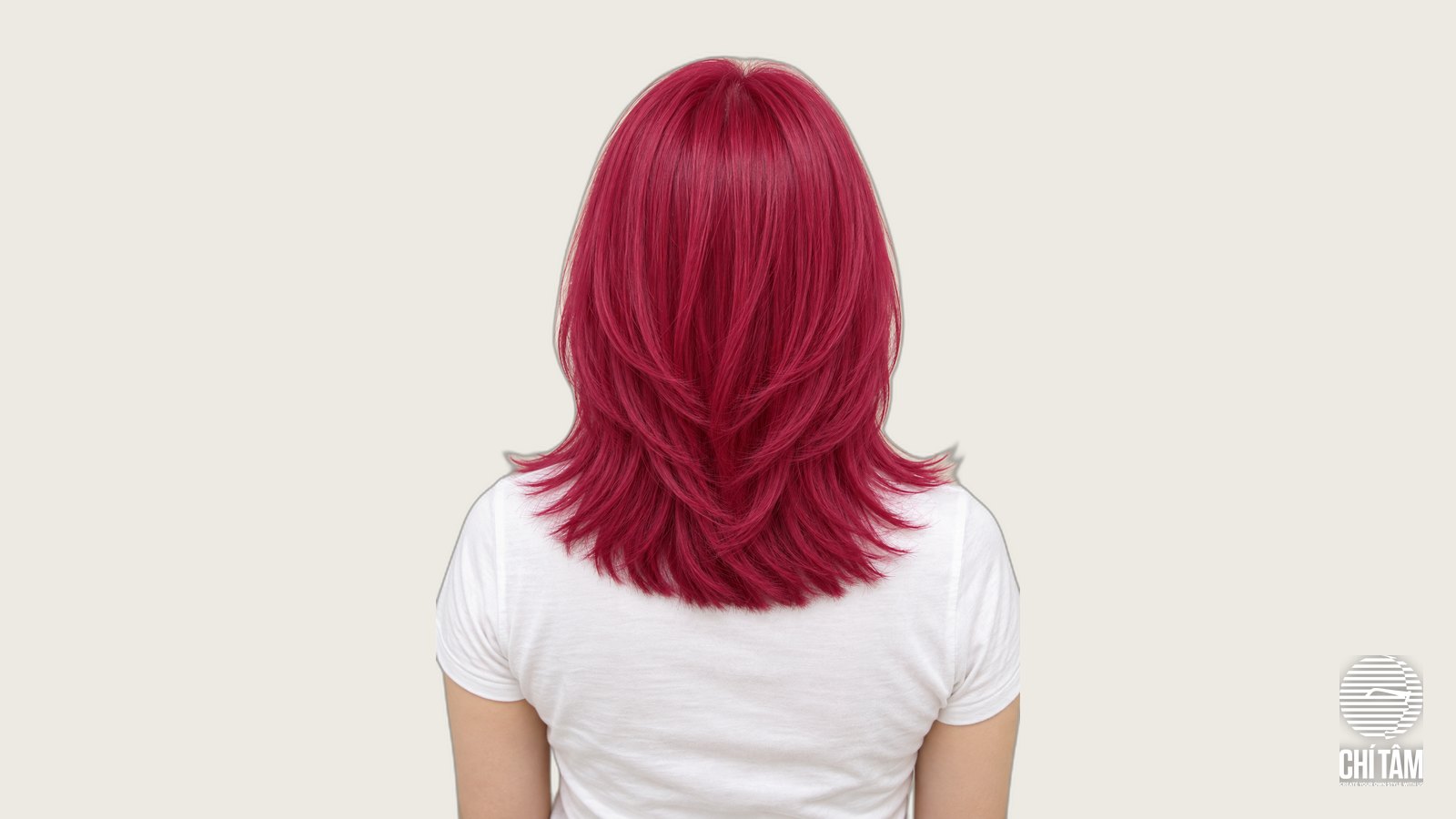 Tóc magenta layer nhìn từ sau lưng, màu lên đều từ chân tóc